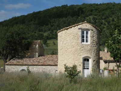 La Tour, gîte insolite avec piscine, pour les couples, en Provence
