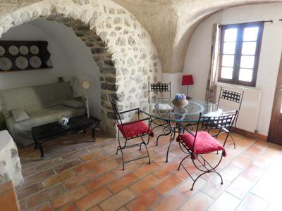 le gîte des Corneilles - maison de rue en pierre avec terrasse en Drôme Provençale