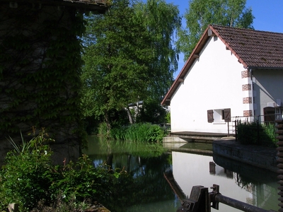 Maison dans le cadre d'un ancien moulin à eau pour 2 à 4 pers.(5 maxi) au calme de la campagne au nord de la Bourgogne