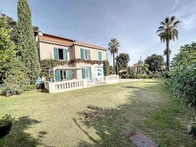 Villa de 8 pièces de luxe en vente 40 Chemin de l'Ermitage, Antibes, Provence-Alpes-Côte d'Azur