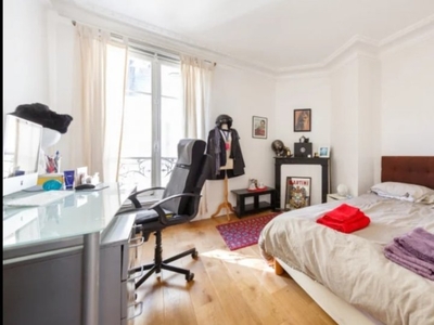 Chambre spacieuse dans un appartement à Vaugirard, Paris