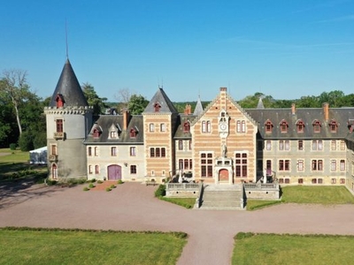 Château de prestige sur 23 hectares (03)
