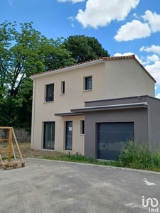 Maison 4 pièces de 92 m² à Montélimar (26200)