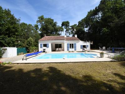 Chaleureuse Villa avec piscine chauffée, dans la forêt de pins proche de la mer à Jard sur Mer