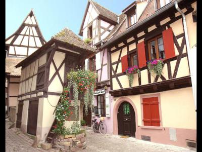 Les Muses du Rempart d'Eguisheim, une maison chaleureuse pour des séjours d'inspirations authentiques (2 à 6 personnes) avec espace extérieur et place de parking gratuite
