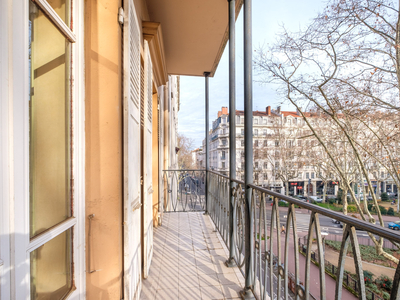 Vente charmant appartement avec balcon sur la place Aristide