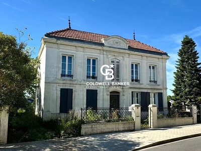 Maison de 10 pièces de luxe en vente à Ambarès-et-Lagrave, France