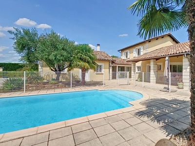 Maison traditionnelle 9 pièces de 190 m² à Roussillon (38150)
