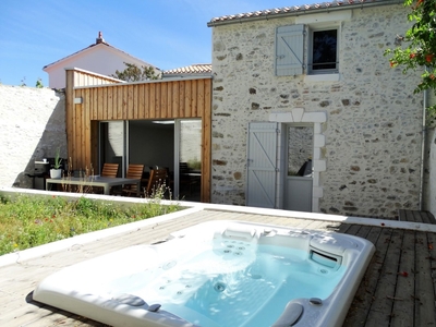 Maison contemporaine avec spa dans le Vieux Saint Gilles à Saint Gilles Croix de Vie en Vendée