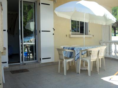 Appartement climatisé, terrasse, parking privé, à 8 mn à pieds de la mer méditerranée en Occitanie, près de Narbonne, sur la côte indigo, à Saint Pierre la mer, dans l’Aude, pour 5 personnes.