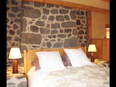 Au cœur du pays des Portes d’Auvergne, cinq chambres confortables, situées dans une auberge en pierres typique du Velay, à 10 km du Puy-en-Velay et de ses monuments historiques.