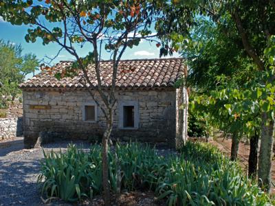 Grange - Gîte en pierre avec terrasse couverte et piscines communes en Ardèche méridionale