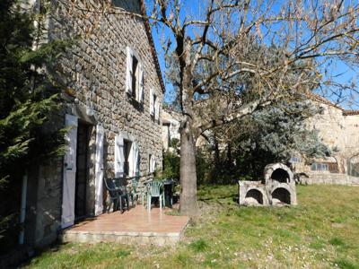 Le Frêne - gîte indépendant pour 6 personnes avec terrasse et jardin en Ardèche méridionale