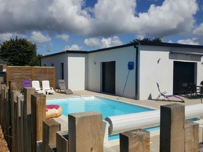 Maison idéale pour grande famille avec piscine et jardin clos à 600 m de la plage des Sables Blancs à Lesconil (Finistère, Bretagne)