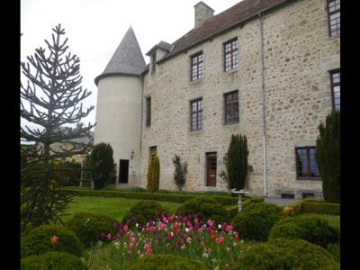 Venez vivre la vie de château dans un appartement du Château de la Mothe (XIIe siècle) en Creuse (limite Puy-de-Dôme)