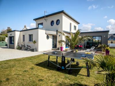 Villa de qualité spacieuse avec piscine intérieure chauffée à 300 m des plages (Finistère, Bretagne)